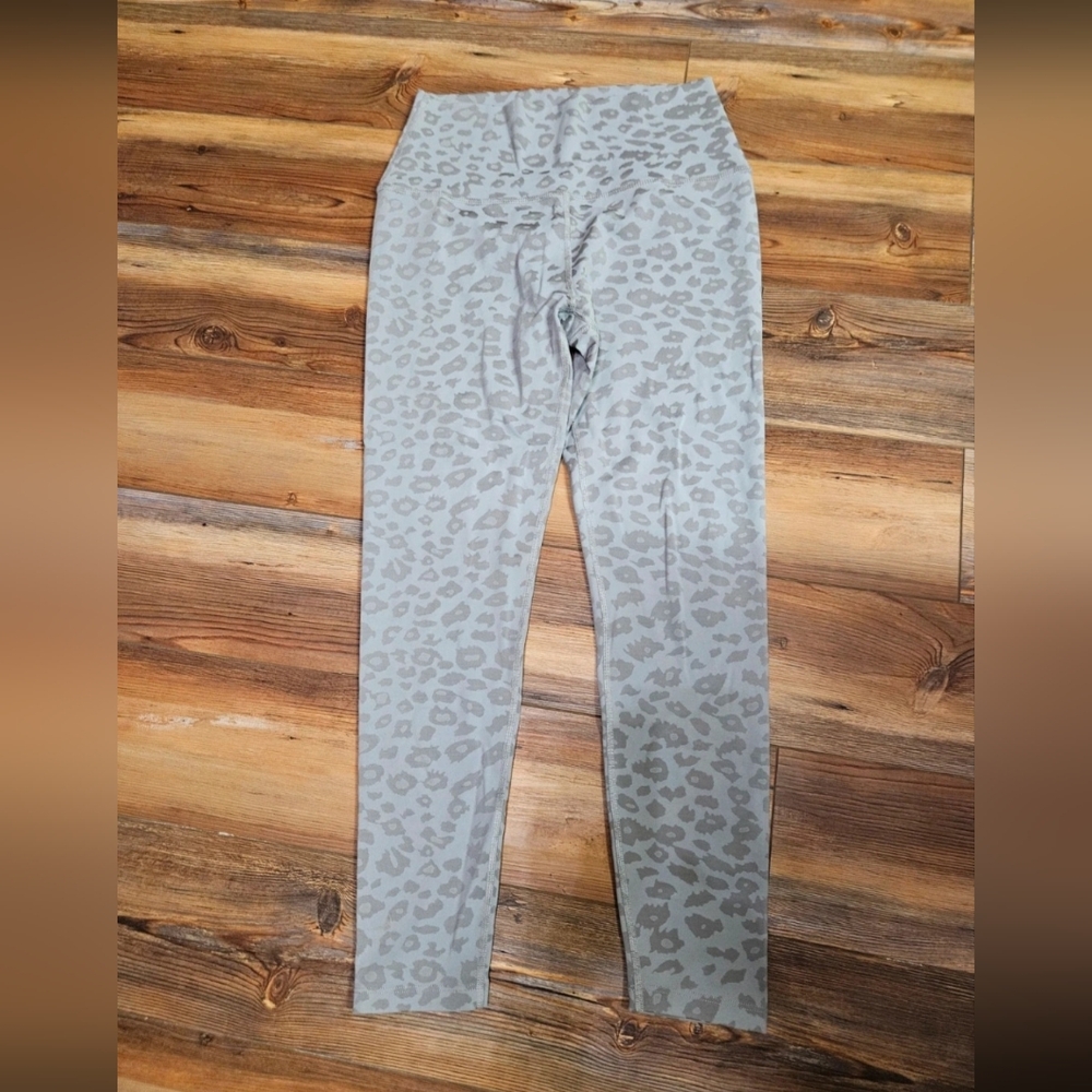 Beyond Yoga Light Gray Leopard Print Leggings